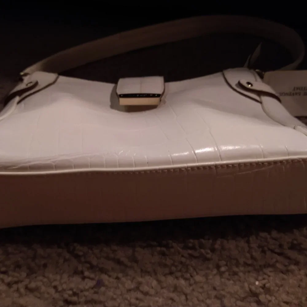 BRAND NEW LIZ CLAIRBORNE WHITE FAUX LEATHER PURSE - Picture 5 of 9